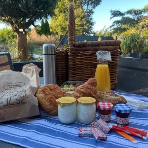 Petit-déjeuner livré au lodge en Bretagne / Breakfast delivered to the lodge in Brittany